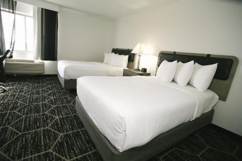 La Quinta Inn & Suites by Wyndham Des Moines West Clive image 36