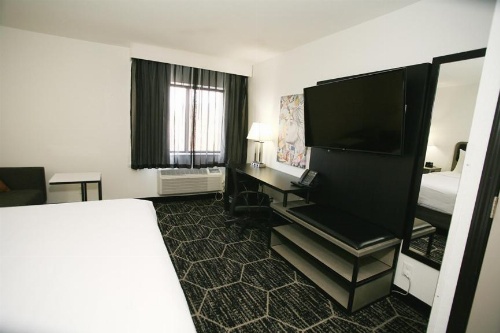 La Quinta Inn & Suites by Wyndham Des Moines West Clive image 40